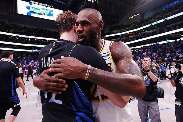 华体会体育官方入口-NBA｜湖人再次惨败雷霆，詹姆斯出于战略考量被雪藏